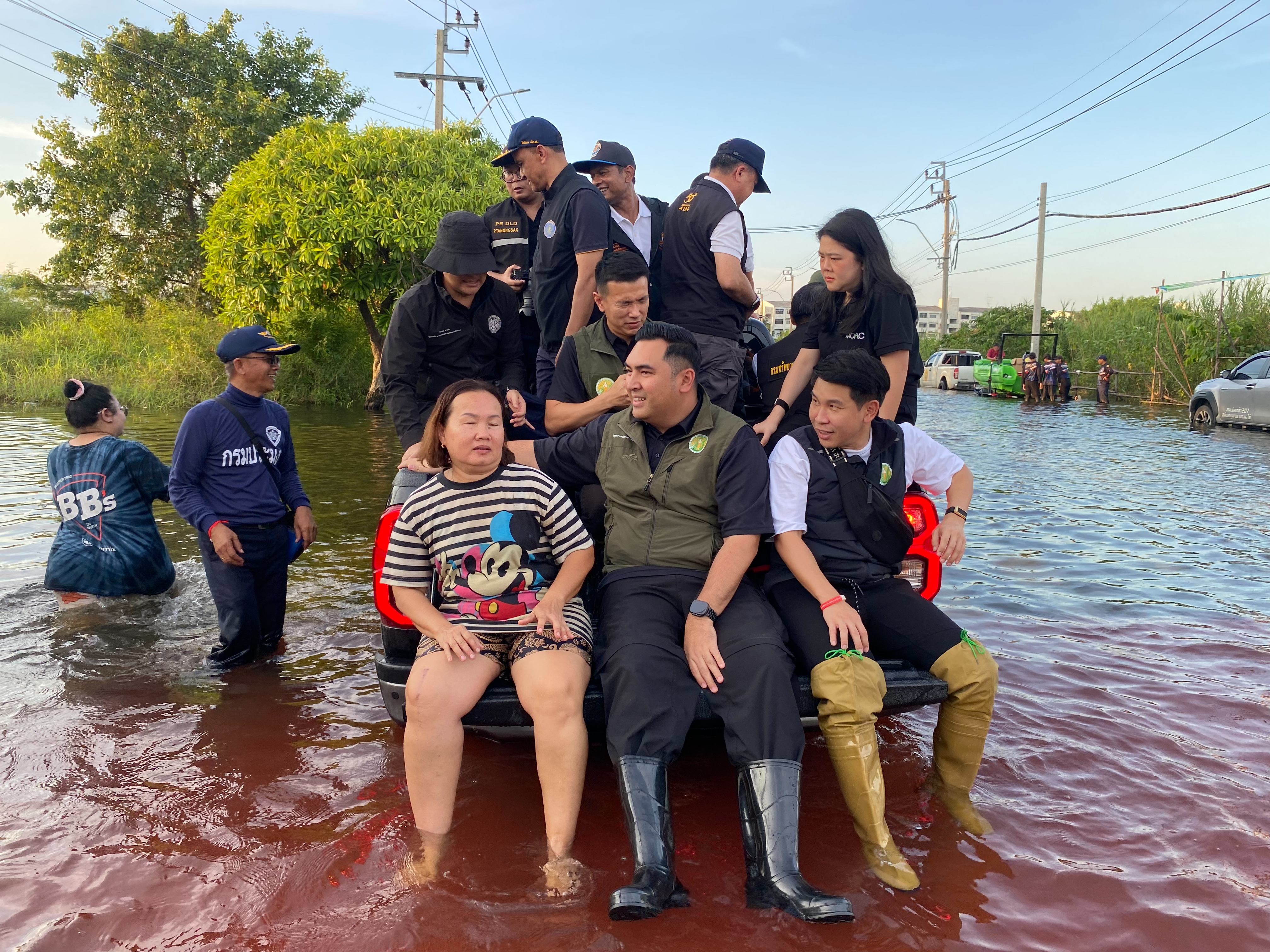 title - ส.ป.ก. ร่วมลงพื้นที่ปฏิบัติการด่วน ติดตามคณะ รัฐมนตรีช่วยว่าการกระทรวงเกษตรและสหกรณ์ ลงพื้นที่นำความช่วยเหลือเข้าสู่ผู้ประสบภัย